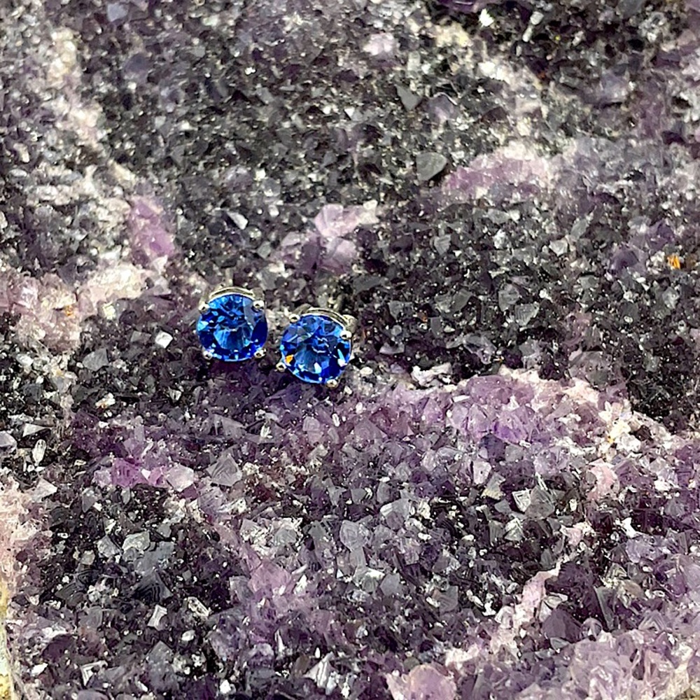 Elegant Sterling Silver Tanzanite Gemstone Center Post Earrings. - Picture 3 of 5